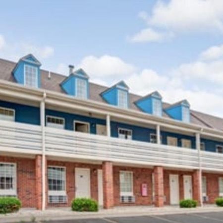 Econo Lodge Canton Esterno foto