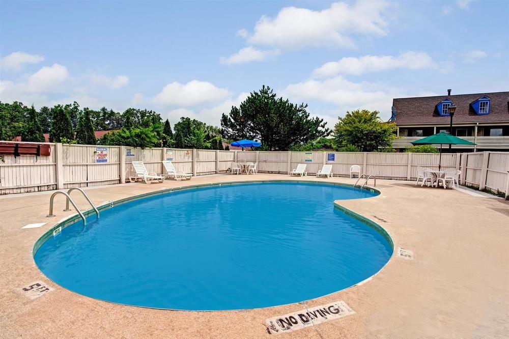 Econo Lodge Canton Esterno foto