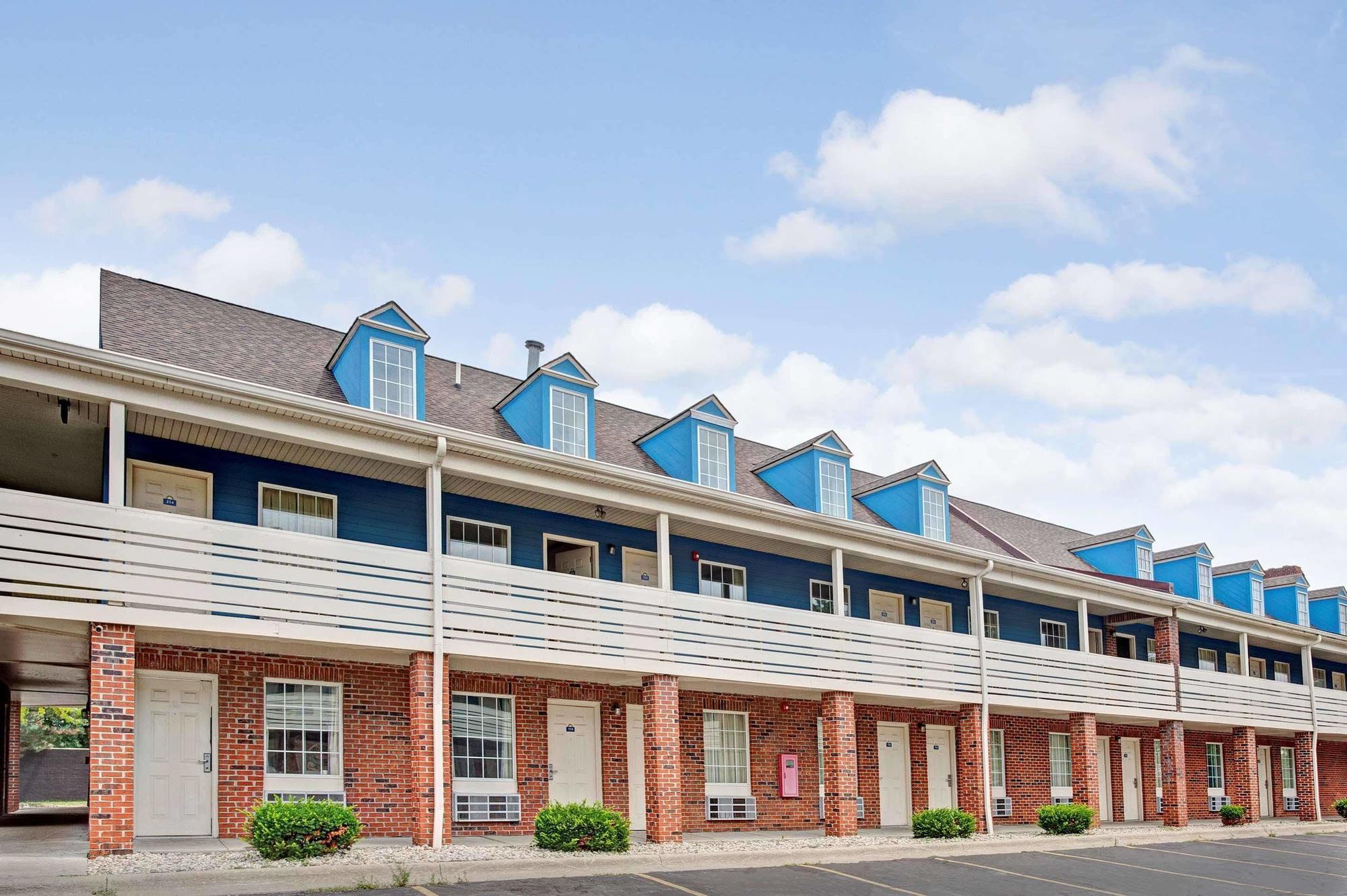 Econo Lodge Canton Esterno foto